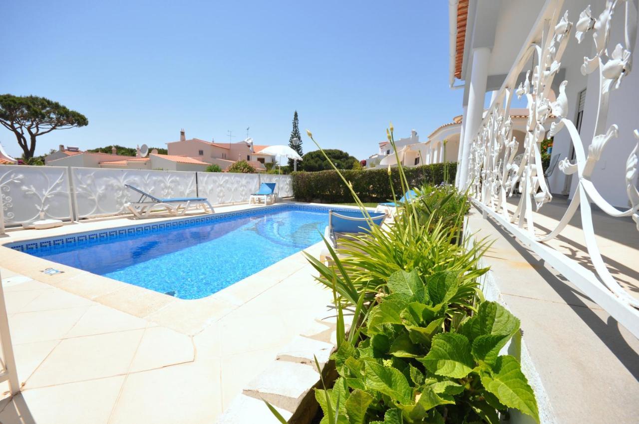 Well-Appointed Villa Is Situated In The Popular Resort Of Vilamoura Quarteira Exterior photo