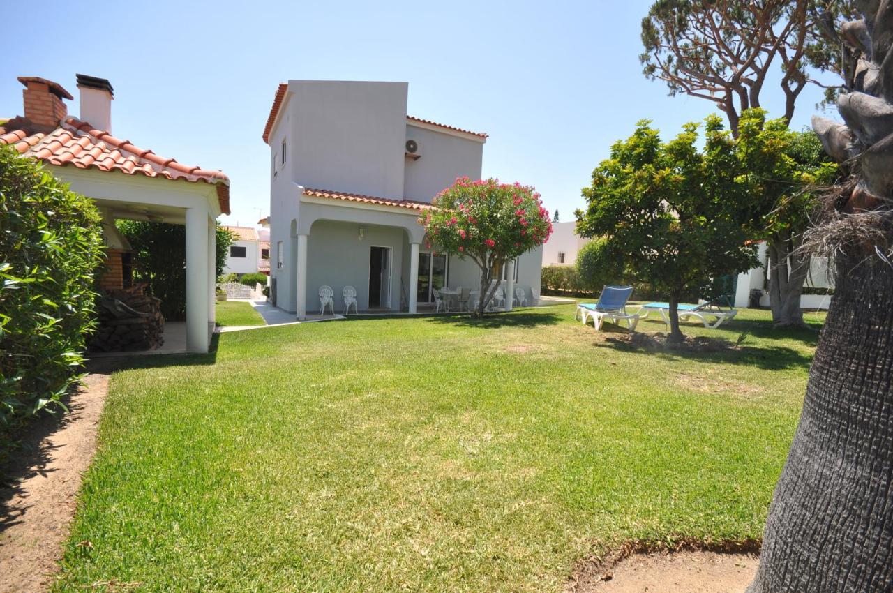 Well-Appointed Villa Is Situated In The Popular Resort Of Vilamoura Quarteira Exterior photo