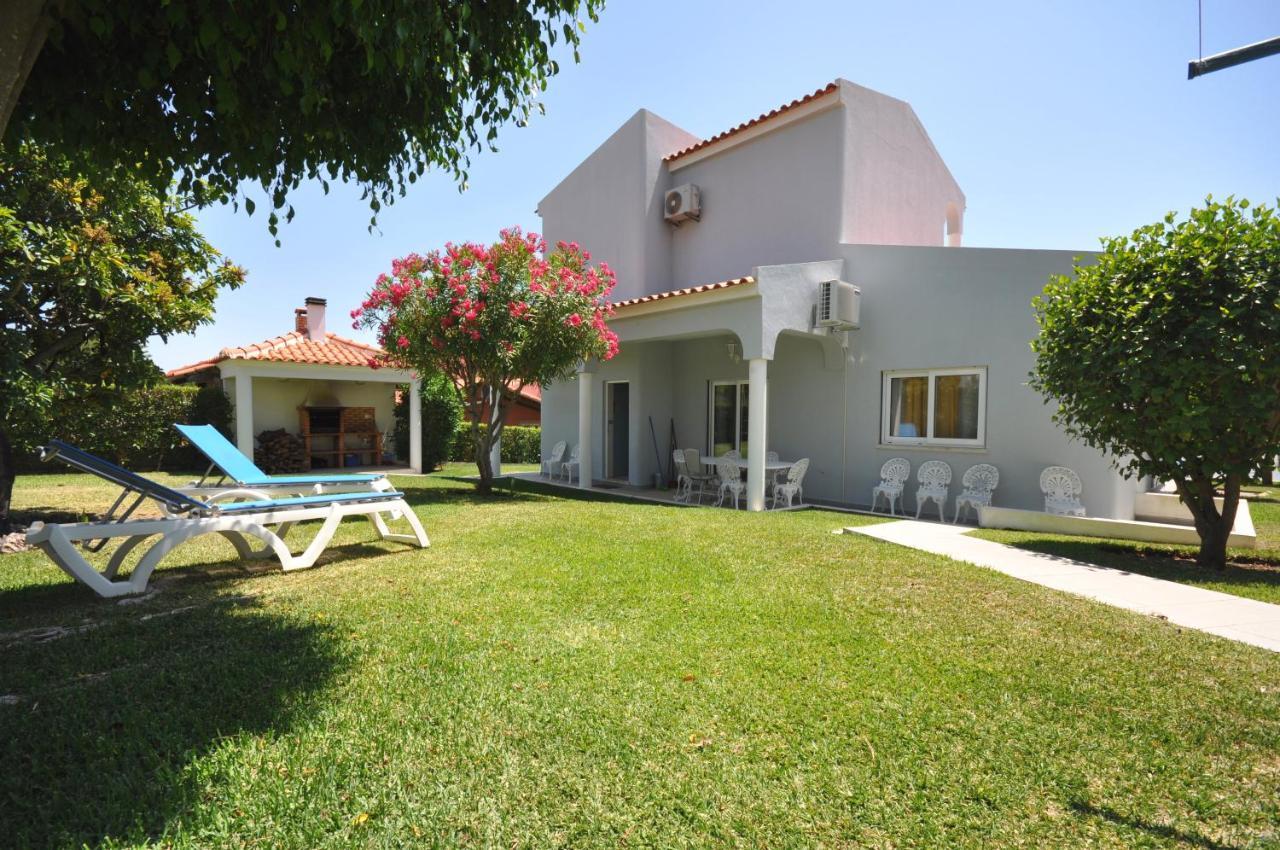 Well-Appointed Villa Is Situated In The Popular Resort Of Vilamoura Quarteira Exterior photo