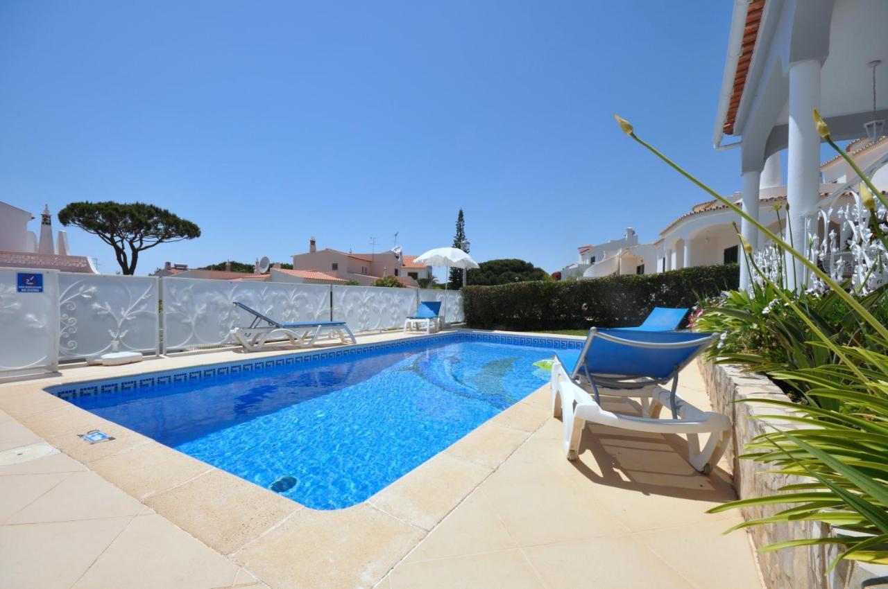 Well-Appointed Villa Is Situated In The Popular Resort Of Vilamoura Quarteira Exterior photo