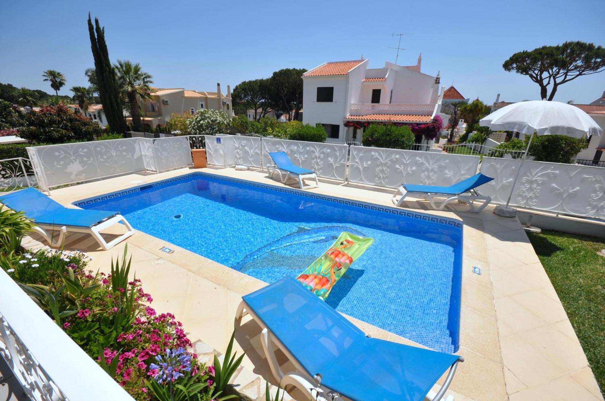 Well-Appointed Villa Is Situated In The Popular Resort Of Vilamoura Quarteira Exterior photo